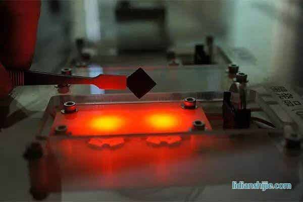 開發(fā)出來的GMS薄片以及連接兩個LED的超級電容（圖片來源：Hirotomo Nishihara）