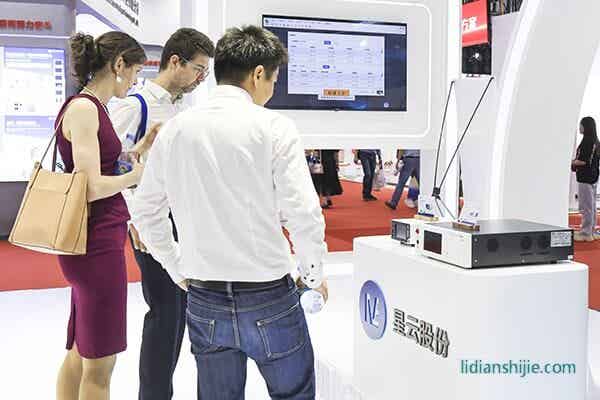 星云電芯能量回饋充放電設(shè)備直流母線供電共享系統(tǒng)（右）在展會中亮相