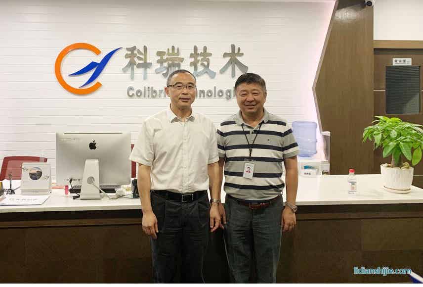 高工鋰電董事長(zhǎng)張小飛與科瑞技術(shù)總裁彭紹東合影 高工鋰電董事長(zhǎng)張小飛與科瑞技術(shù)總裁彭紹東合影