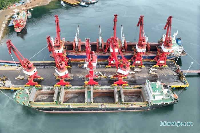 超萬金噸鎳產品在中偉印尼北莫羅瓦利產業基地園區碼頭裝載完畢