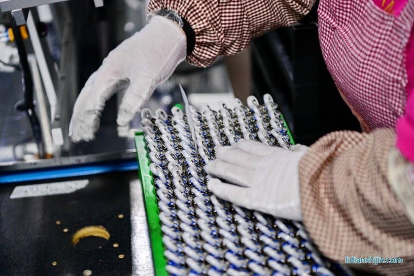 江西省撫州市一新能源科技公司鋰電池生產(chǎn)車(chē)間里,工人在加工出口的新能源鋰電池 江西省撫州市一新能源科技公司鋰電池生產(chǎn)車(chē)間里,工人在加工出口的新能源鋰電池