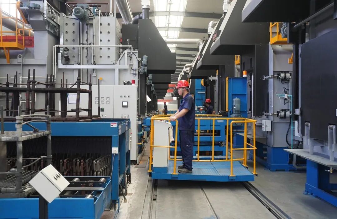 位于渝水區(qū)良山鎮(zhèn)的江西黑金剛智能裝備有限公司的員工在生產線忙碌。近年來，渝水區(qū)著力推動鋼鐵產業(yè)轉型升級，通過強龍頭補鏈條，發(fā)展高端裝備制造業(yè)，實現產業(yè)向智能化、綠色化、高端化邁進。記者凌厚祥攝