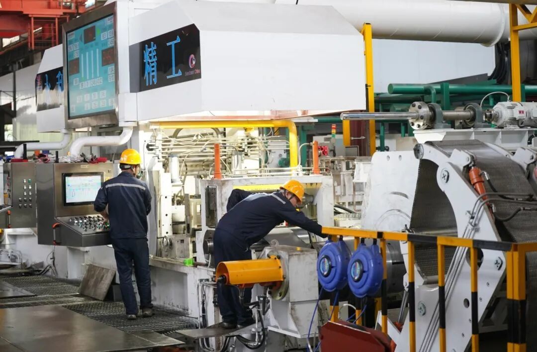 位于新余經開區(qū)的永利帶鋼有限公司技改項目現場，工人在調試設備。近年來，該公司積極開展“智改數轉”，引進數字化生產設備和智能控制系統，實現產品升級，驅動傳統制造向高端邁進。記者凌厚祥攝